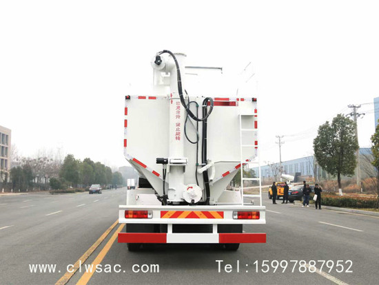 ��������ǰ�ĺ��40��ɢװ�������䳵����